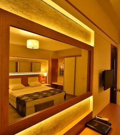 아파트호텔 Dolphin Family Hotel 3*