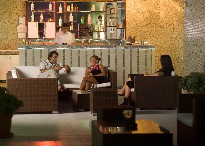 Dolphin Family Hotel شقة فندقية 3*